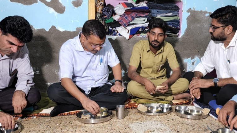 અમદાવાદ: કેજરીવાલના ઓટો ડ્રાઈવર હોસ્ટના પરિવારમાં દુવિધા: મોટાભાગના ભાજપના પરંપરાગત મતદારો છે, ભાજપ, મોટાભાગના ભાજપના પરંપરાગત મતદારો છે, અમદાવાદ મતદારો