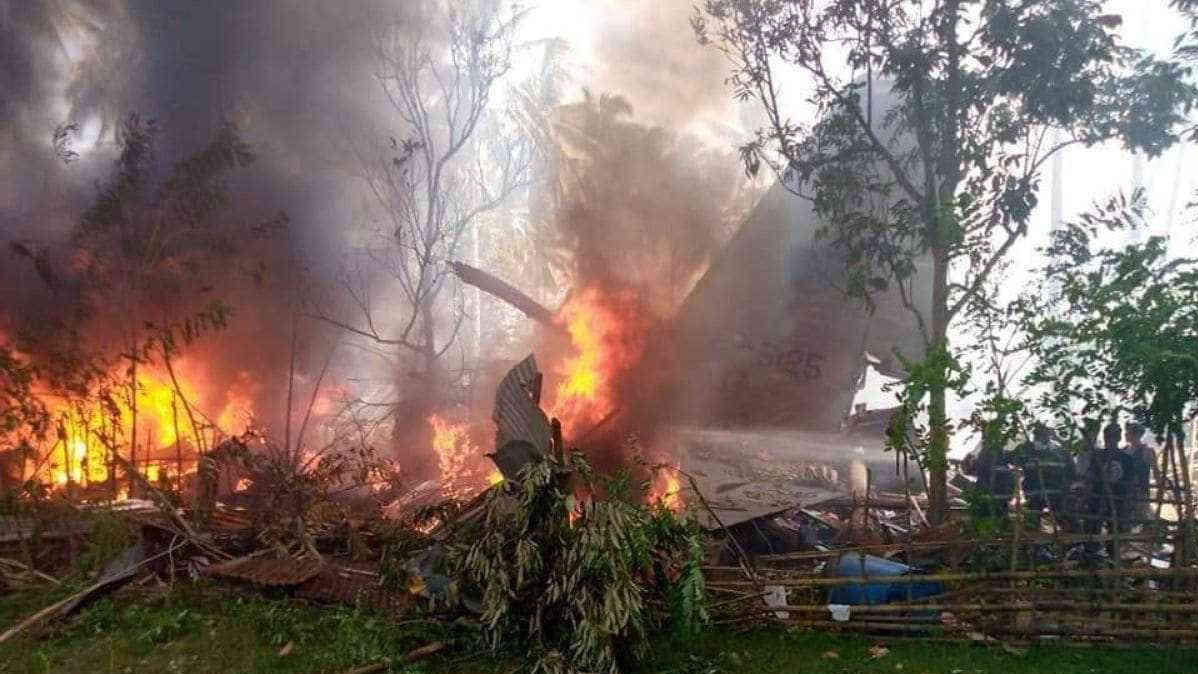 USA Plane Crash, ફિલાડેલ્ફિયા વિમાન દુર્ઘટના , વિસ્ફોટ , રુઝવેલ્ટ મોલ , વિમાન-હેલિકોપ્ટર અથડામણ