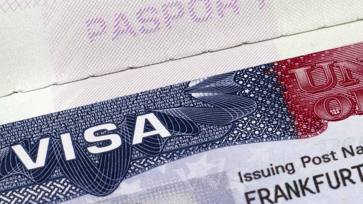 યુએસ વિઝા રદ,  6000 વિઝા રદ,  4000 ગંભીર ગુનાઓ,  આતંકવાદ સાથે સંડોવાયેલા,  યુએસમાં 11 લાખ વિદેશી વિદ્યાર્થીઓ,  ભારતીય વિદ્યાર્થીઓ ચિંતિત,  વિદેશી અભ્યાસ,  યુનિવર્સિટી વિઝા નિયમો,  વિદેશી વિદ્યાર્થીઓ સુરક્ષા,  અમેરિકામાં શૈક્ષણિક નીતિઓ