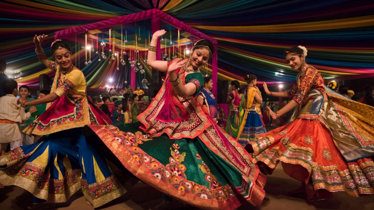 નવરાત્રિ,  ગરબા,  ડાંડીયા,  ગુજરાત,  વરસાદ,  હવામાન આગાહી,  સપ્ટેમ્બર વરસાદ,  ખેલૈયા,  છત્રી,  રેઇનકોટ