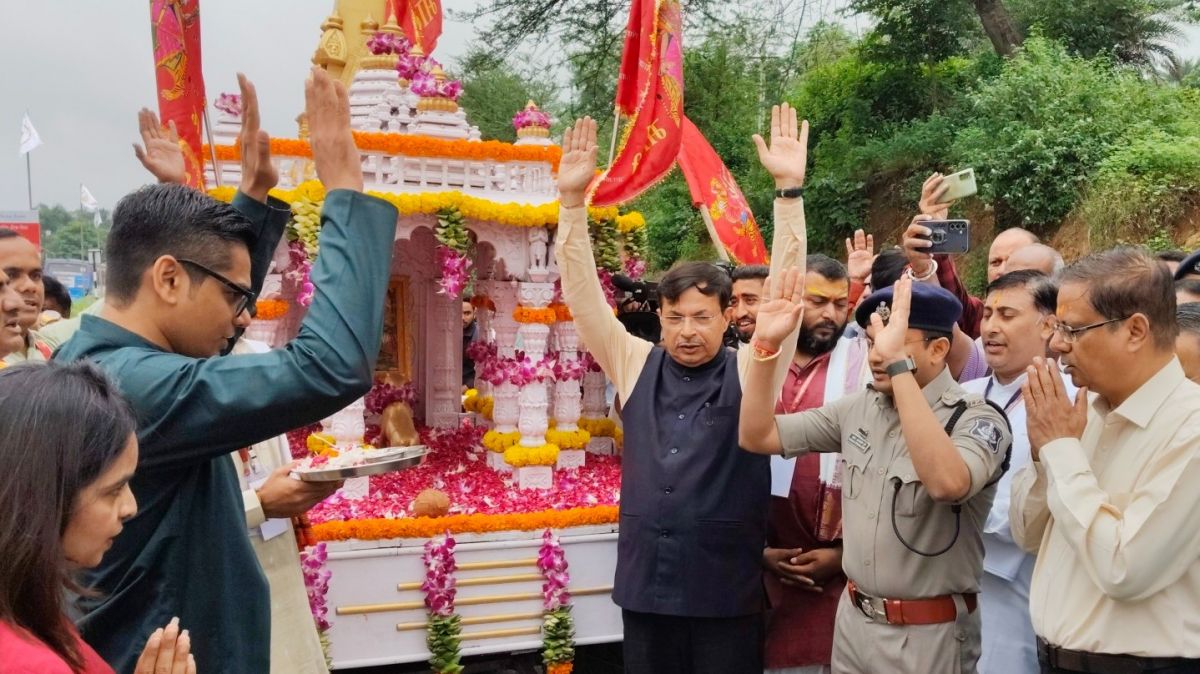 અંબાજી મંદિર,  ભાદરવી પૂનમ મેળો,  અરવલ્લી,  જય અંબે,  યાત્રાળુઓ,  પગયાત્રા,  મફત બસ સેવા,  પાર્કિંગ વ્યવસ્થા,  ટ્રાફિક કન્ટ્રોલ,  પોલીસ બંદોબસ્ત