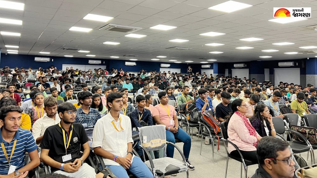 ક્લાઉડવિઝન 2025,  સિલ્વર ઓક યુનિવર્સિટી,  AWS,  ક્લાઉડ ટેકનોલોજી,  ક્લાઉડ કમ્પ્યુટિંગ,  ટેકનોલોજી માર્ગદર્શન,  એમેઝોન વેબ સર્વિસીસ,  અમિત ગૌતમ,  કારકિર્દી માર્ગદર્શન,  શિક્ષણ