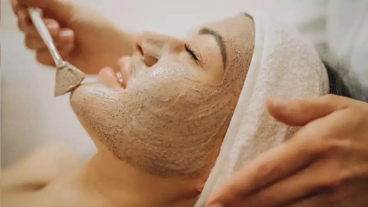 કુદરતી ફેસ પેક,  ઘરેલું ઉપચાર,  તૈલી ત્વચા,  શુષ્ક ત્વચા,  સામાન્ય ત્વચા,  સંવેદનશીલ ત્વચા,  મિશ્ર ત્વચા,  મુલતાની માટી,  ચંદન,  મધ