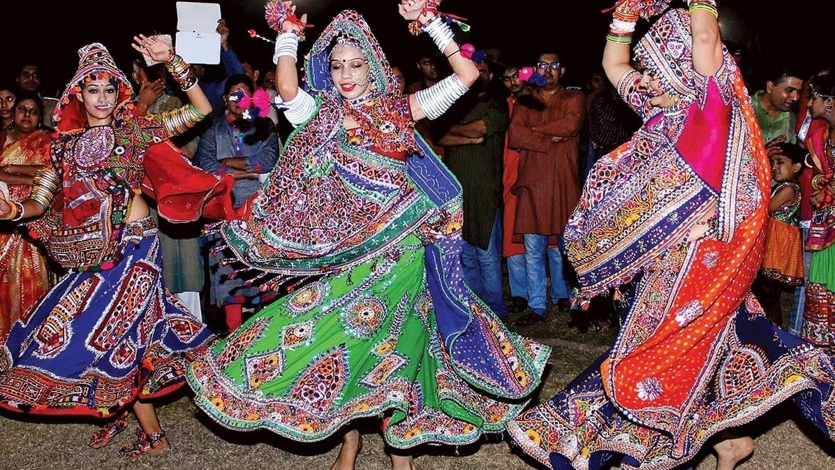 યુનાઇટેડ વે,  નવરાત્રિ,  કાદવ કીચડ,  અતુલ દાદા,  ખેલૈયાઓ,  આક્રોશ,  પૈસા,  નિરાશા,  વરસાદ,  ગ્રાઉન્ડ