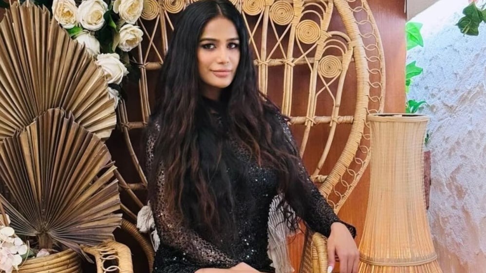 પૂનમ પાંડે,  લવ કુશ રામલીલા,  મંદોદરી,  હિન્દુ સંગઠન,  વિરોધ,  રામાયણ,  કલાકાર,  દિલ્હી