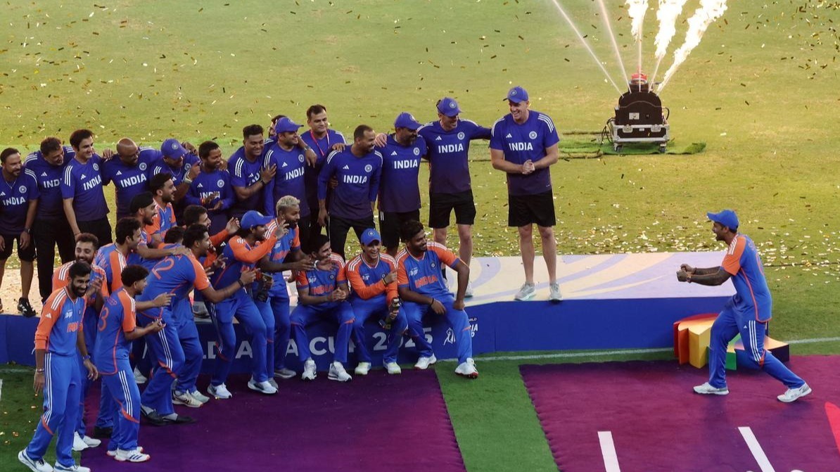 એશિયા કપ,  ભારત પાકિસ્તાન,  સૂર્યકુમાર યાદવ,  અદ્રશ્ય ટ્રોફી,  જસપ્રીત બુમરાહ,  હારિસ રઉફ,  જેટ ક્રેશ,  હાર્દિક પંડ્યા,  ક્રિકેટ,  જીતની ઉજવણી