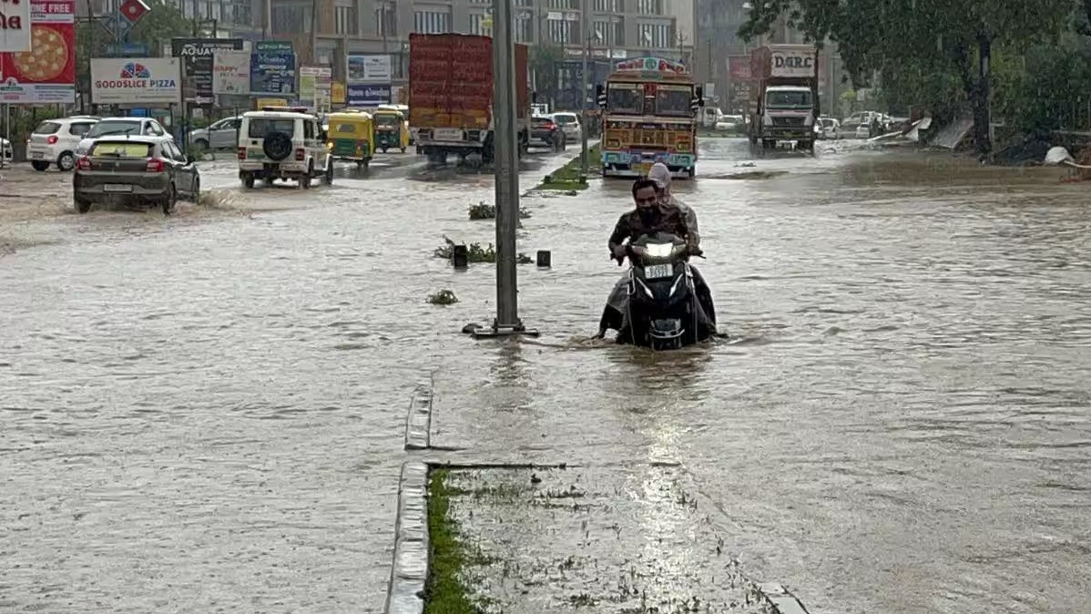 અતિભારે વરસાદ,  આગાહી,  હવામાન વિભાગ,  રેડ એલર્ટ,  ઓરેન્જ એલર્ટ,  કચ્છ,  જામનગર,  રાજકોટ,  અમરેલી,  ગીર સોમનાથ