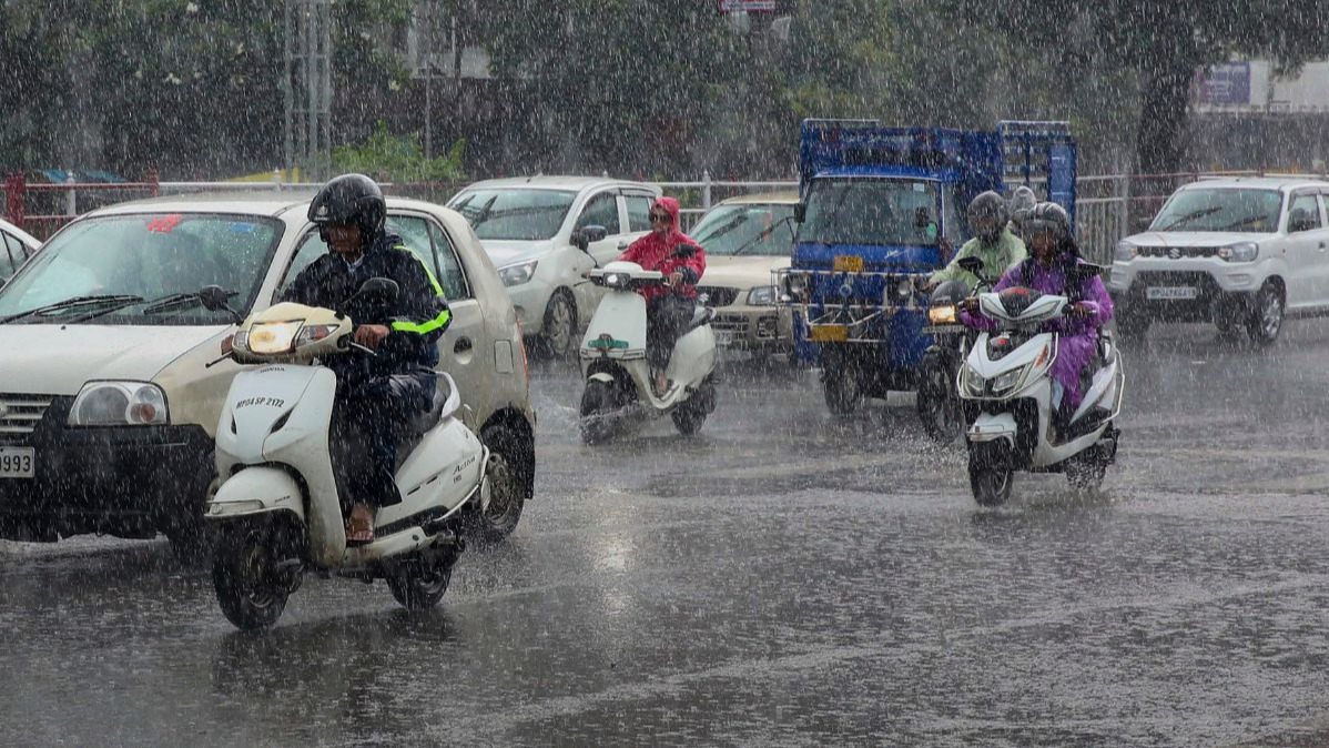 દક્ષિણ ગુજરાત વરસાદ,  શક્તિ વાવાઝોડું,  હવામાન આગાહી,  ડિપ્રેશનમાં પરિવર્તિત,  48 કલાક ભારે વરસાદ,  વરસાદની તીવ્રતા,  માછીમારોને ચેતવણી,  દરિયાકાંઠાના વિસ્તારો,  હવામાન વિભાગનું અનુમાન,  ચોમાસું વિદાય