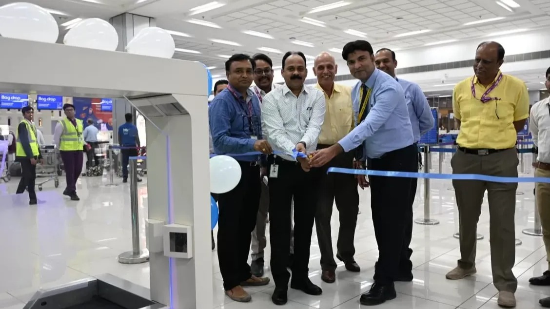 અમદાવાદ એરપોર્ટ,  લગેજ ચેકિંગ,  વિદેશ જેવી સિસ્ટમ,  RFID ટેક્નોલોજી,  કસ્ટમ્સ ક્લિયરન્સ,  9 સ્ટેપથી સામાનની માહિતી,  આર્ટિફિશિયલ ઇન્ટેલિજન્સ,  સુરક્ષા,  ભારતનાં એકેય એરપોર્ટ પર નથી,  સમય બચત