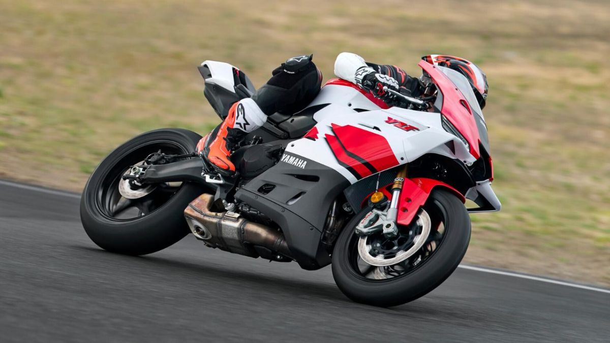 યમાહા આર૩,  ૭૦મી વર્ષગાંઠ આવૃત્તિ,  ૨૦૨૬ લોન્ચ, Yamaha R3 70th Anniversary Edition નું ડિઝાઇન વિશ્લેષણ,  યમાહાની સ્પીડ બ્લોક લીવરીનો ઇતિહાસ,  Yamaha R3 ના વિશિષ્ટ એમ્બ્લેમ્સ અને લિમિટેડ એડિશન ફીચર્સ,  70મી વર્ષગાંઠ માટે યમાહાના આઇકોનિક ડિઝાઇન એલિમેન્ટ્સ, Yamaha 70th Anniversary Edition ની ડિઝાઇન અપગ્રેડ્સનું વિશ્લેષણ,  ભારતીય બજારમાં Yamaha R3 70th Anniversary Edition નો પ્રભાવ, યમાહા લિમિટેડ એડિશન